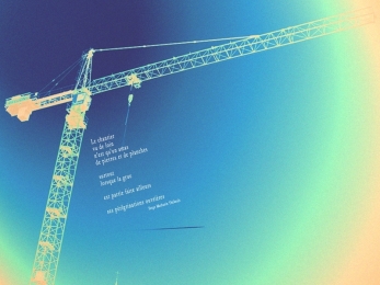 Une grue chez moi, au Grand-Lancy, avec le clocher et un avion. Poème de Serge Mathutin-Thébault.