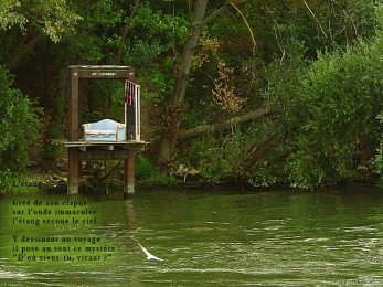 Marly-le-Roy, la Seine, région Parisienne. L'étrange ponton du promeneur. Poème étrange.