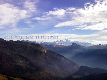 Le Mont-Blanc vu depuis les hauteurs de Joux-Plane. Proverbe latin : écoute, vois, et tais-toi, si tu veux vivre.