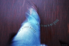 Mon jeans, marchant dans les rue basses.  Genève. Poème de Gérard Guy.